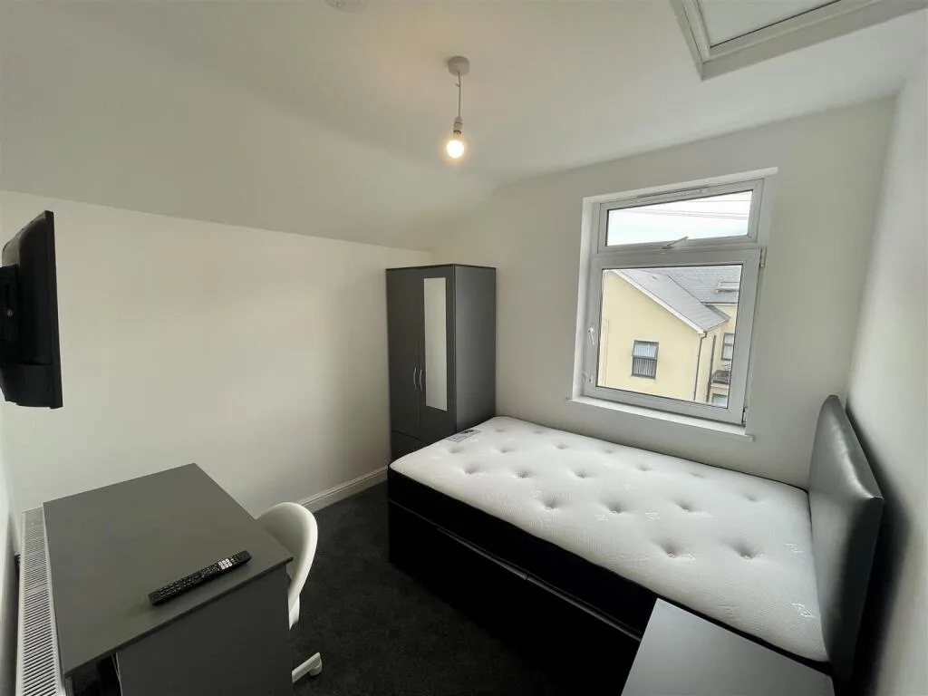 5 bedroom flat for rent