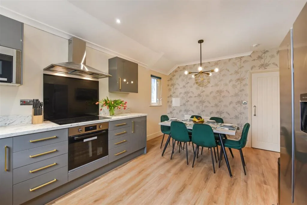 5 bedroom maisonette for rent
