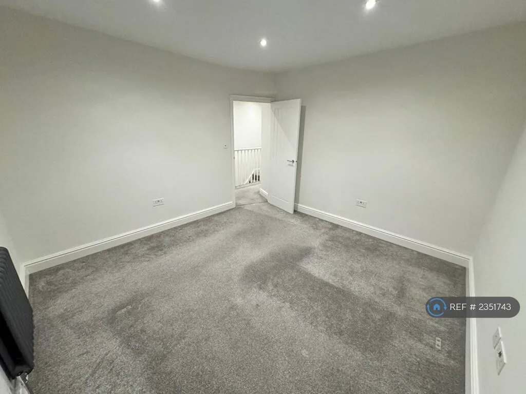 3 bedroom end of terrace house for rent