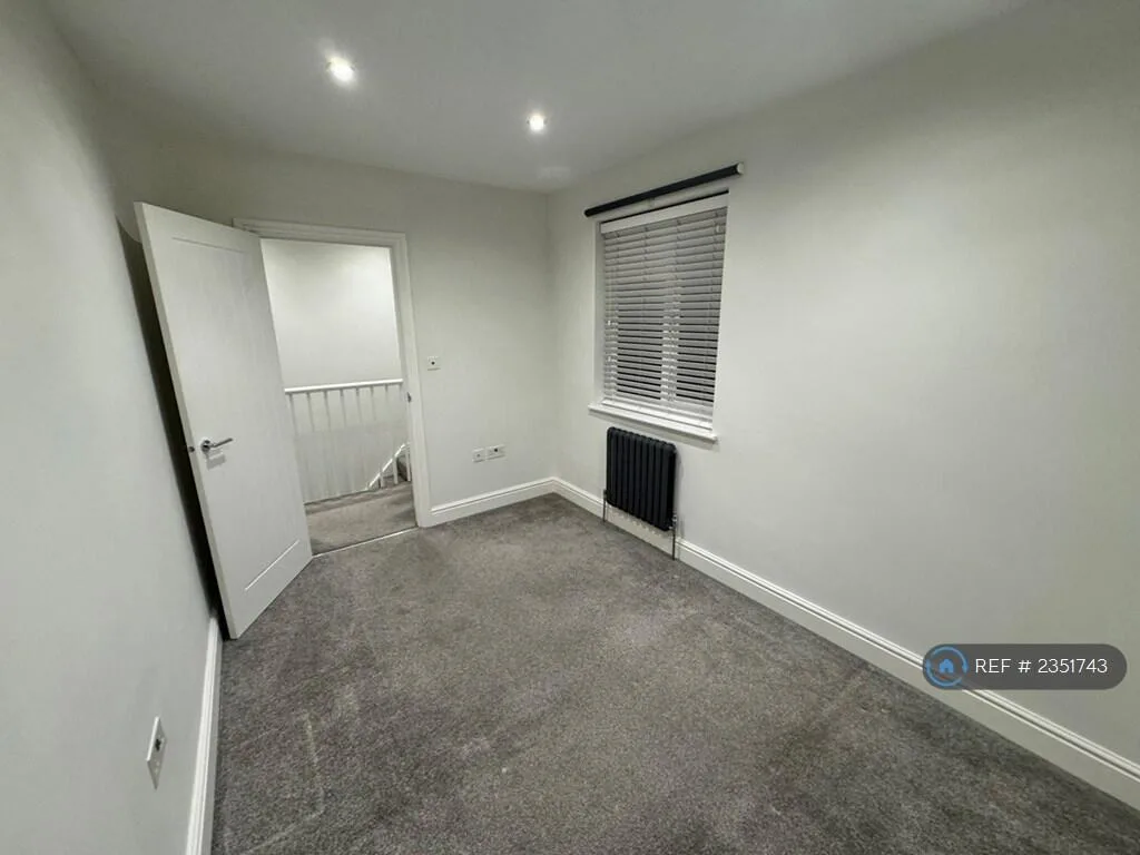 3 bedroom end of terrace house for rent