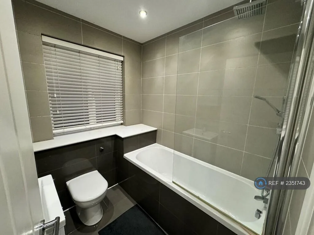 3 bedroom end of terrace house for rent
