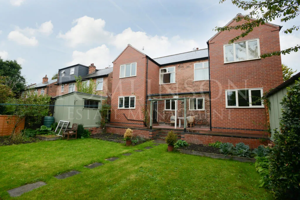 4 bedroom semi-detached house for rent