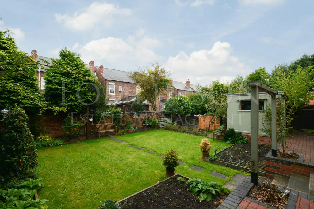4 bedroom semi-detached house for rent