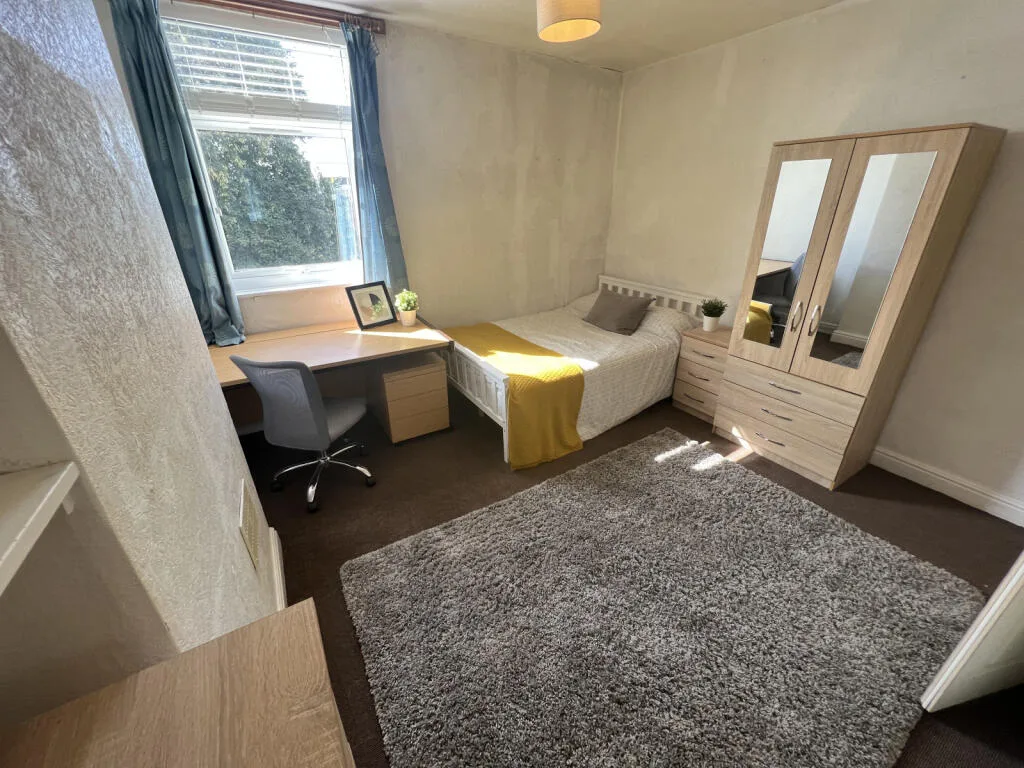 4 bedroom semi-detached house for rent