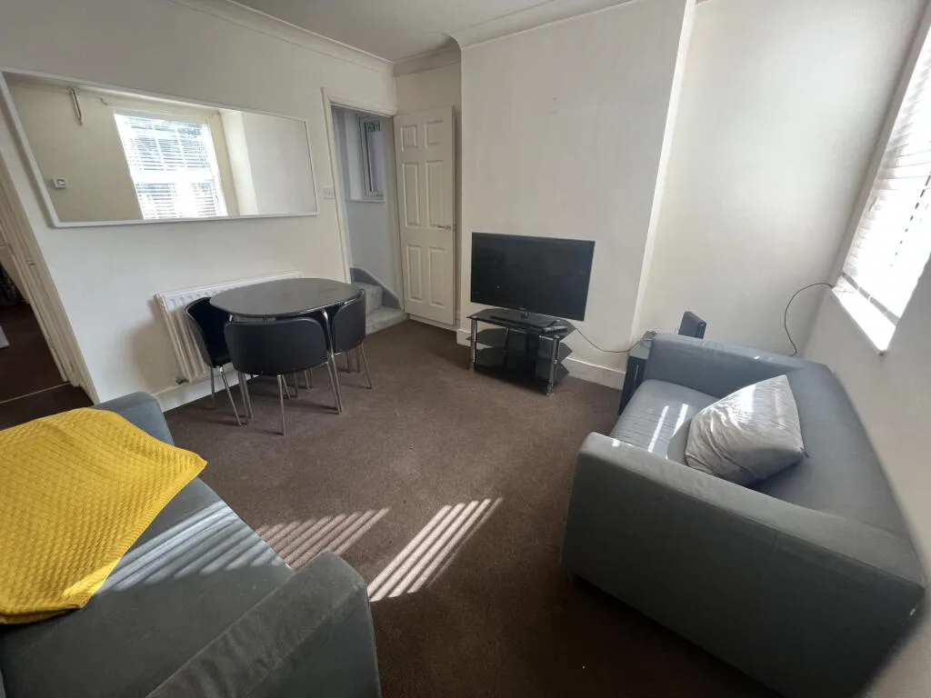4 bedroom semi-detached house for rent