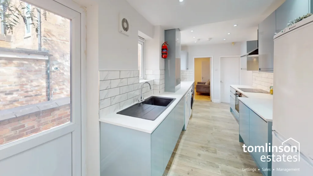6 bedroom semi-detached house for rent