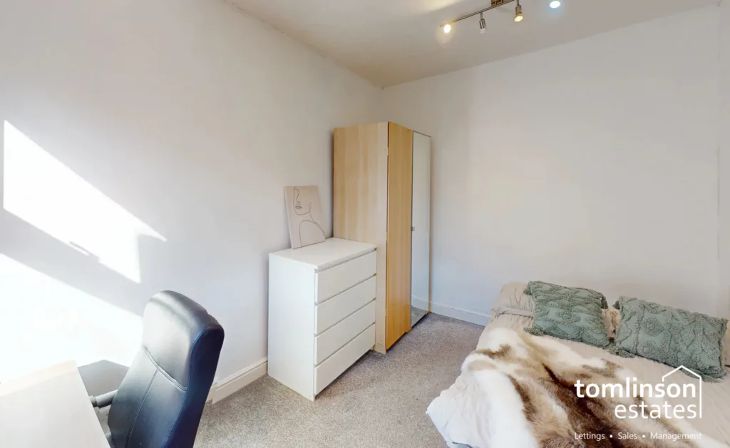 6 bedroom semi-detached house for rent
