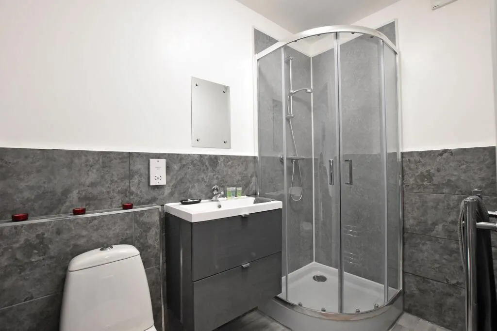 6 bedroom semi-detached house for rent