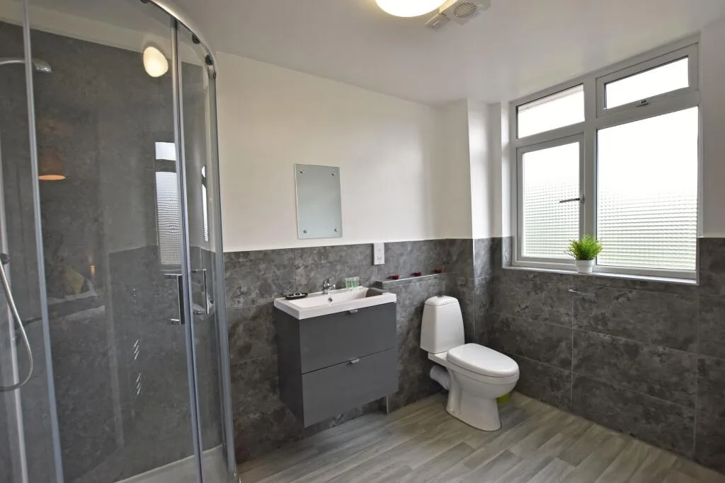 6 bedroom semi-detached house for rent