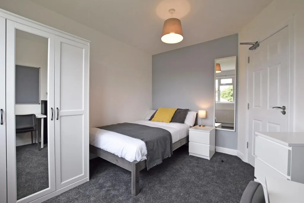 6 bedroom semi-detached house for rent