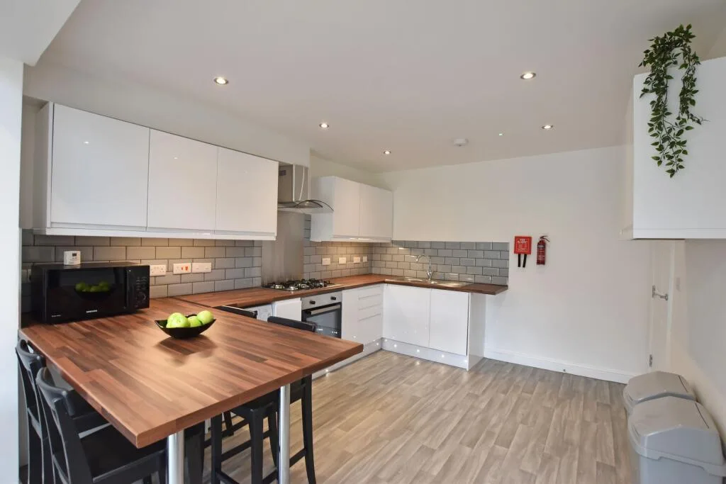 6 bedroom semi-detached house for rent
