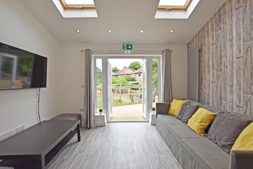 6 bedroom semi-detached house for rent