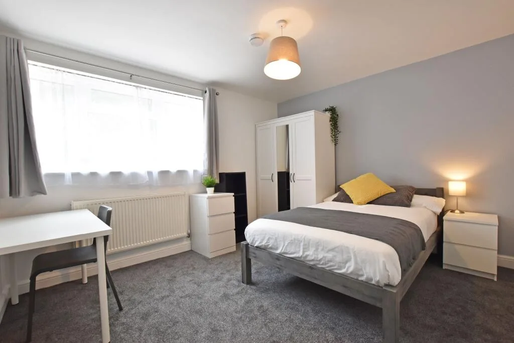 6 bedroom semi-detached house for rent