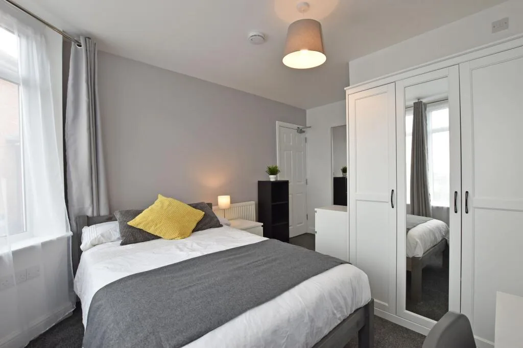 6 bedroom semi-detached house for rent