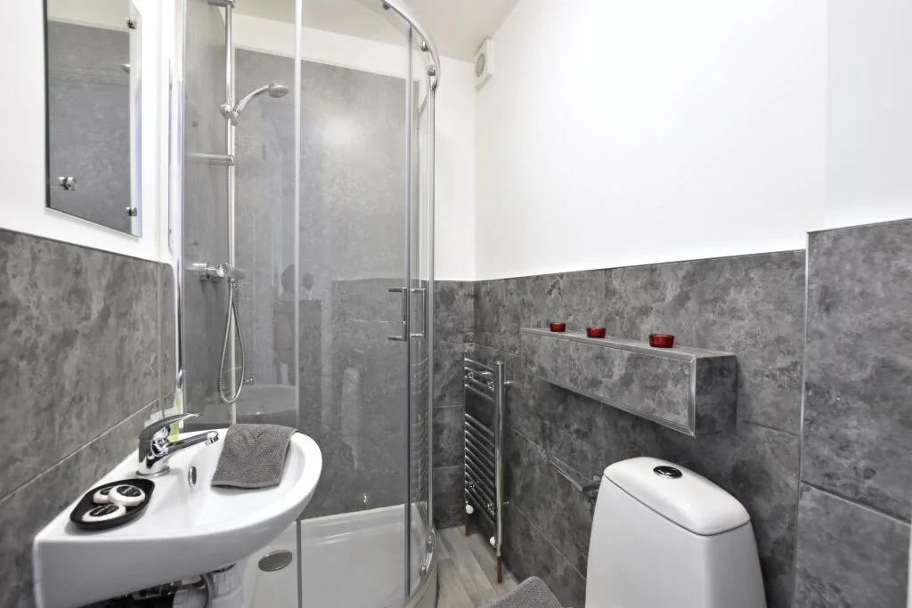 6 bedroom semi-detached house for rent