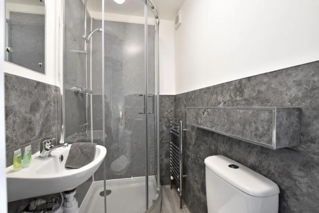 6 bedroom semi-detached house for rent