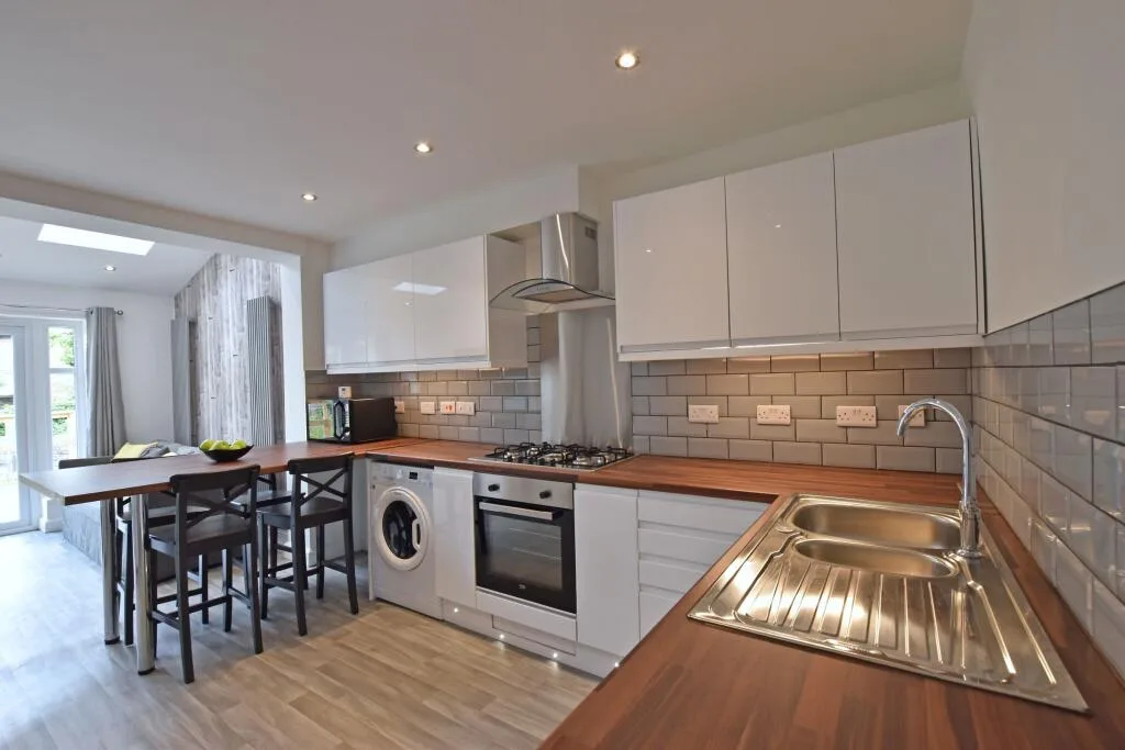 6 bedroom semi-detached house for rent