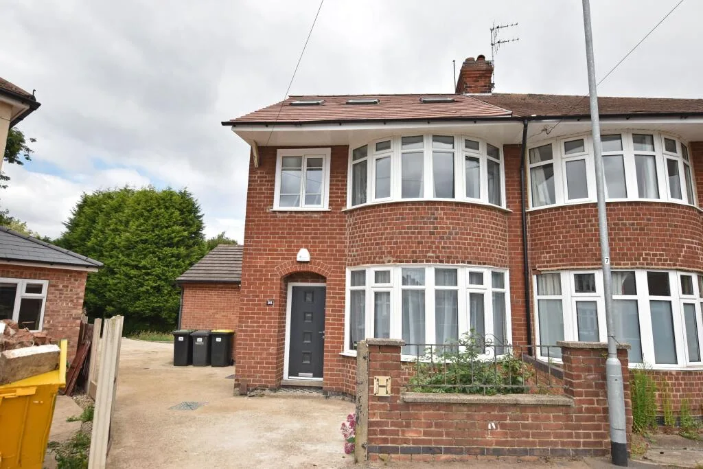 6 bedroom semi-detached house for rent
