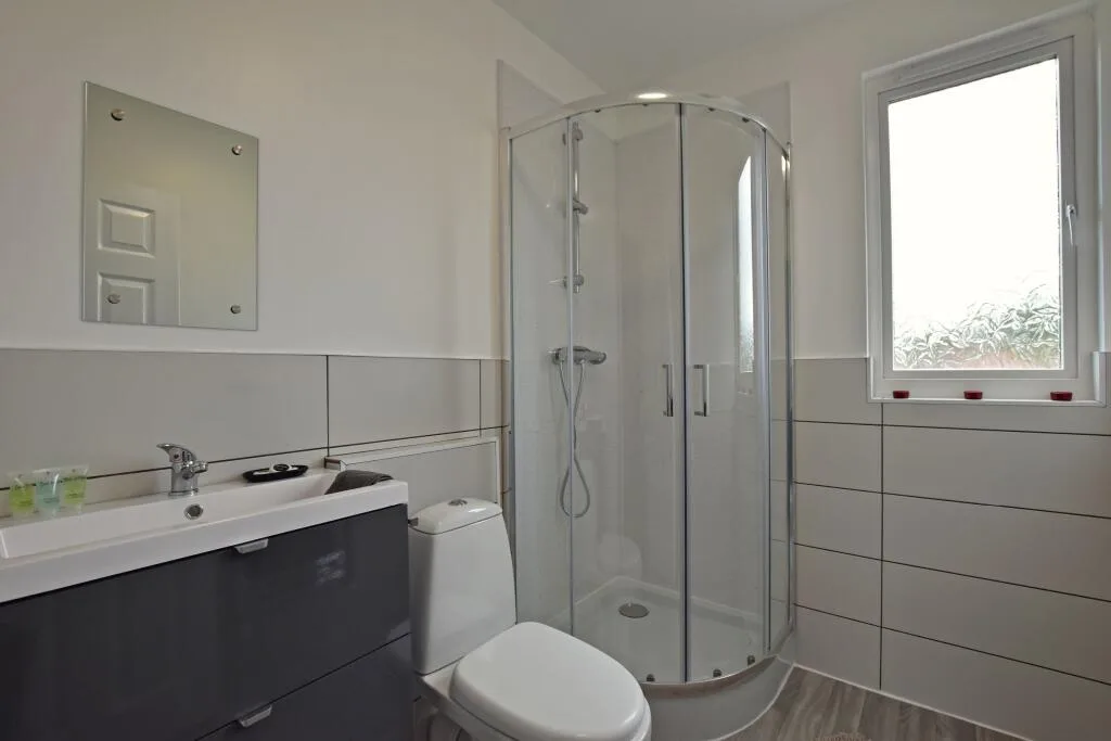 6 bedroom semi-detached house for rent