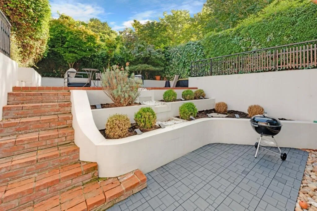 5 bedroom semi-detached house for rent