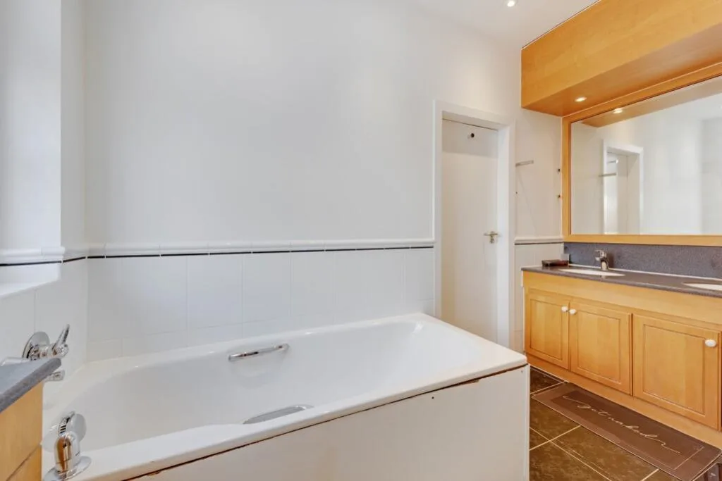 5 bedroom semi-detached house for rent