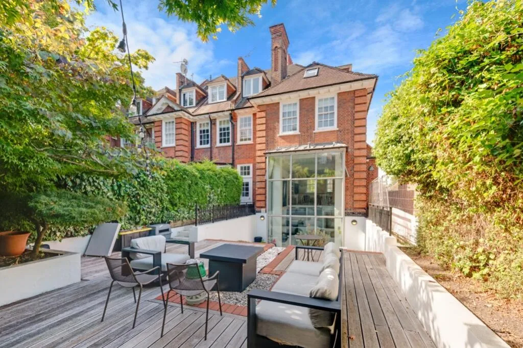 5 bedroom semi-detached house for rent