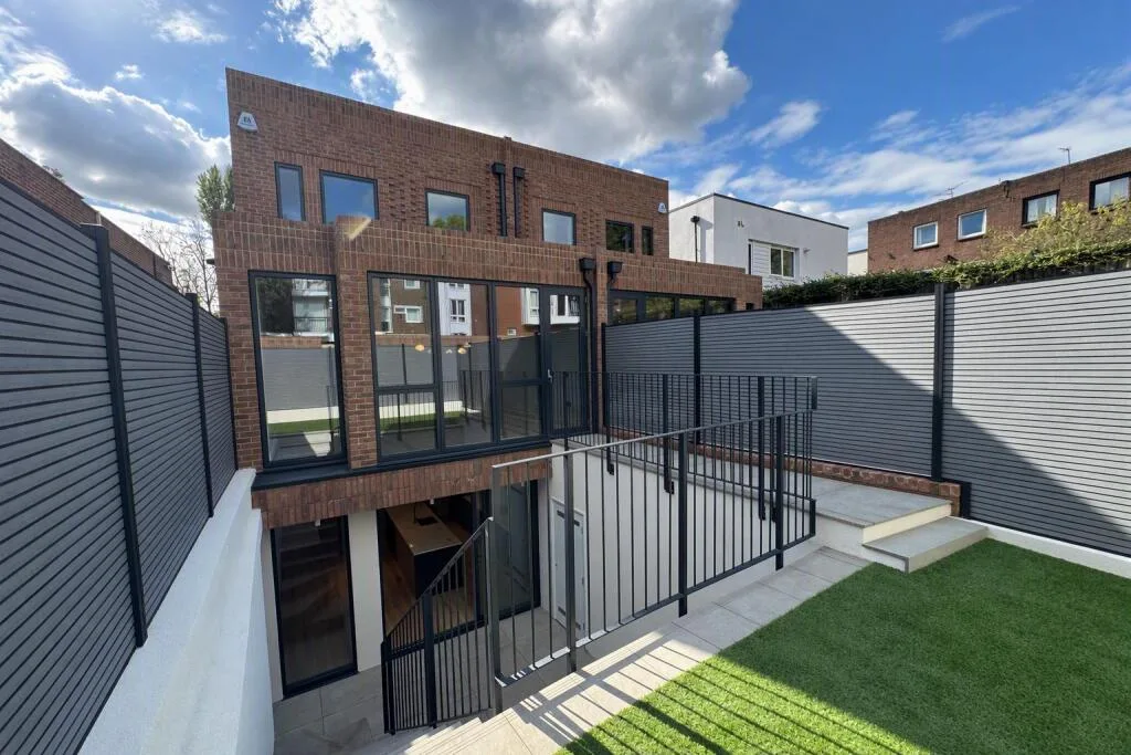 5 bedroom detached house for rent
