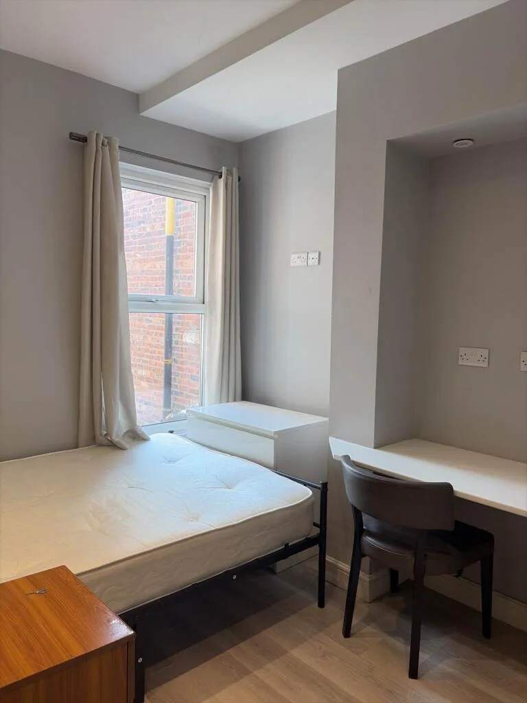 8 bedroom semi-detached house for rent