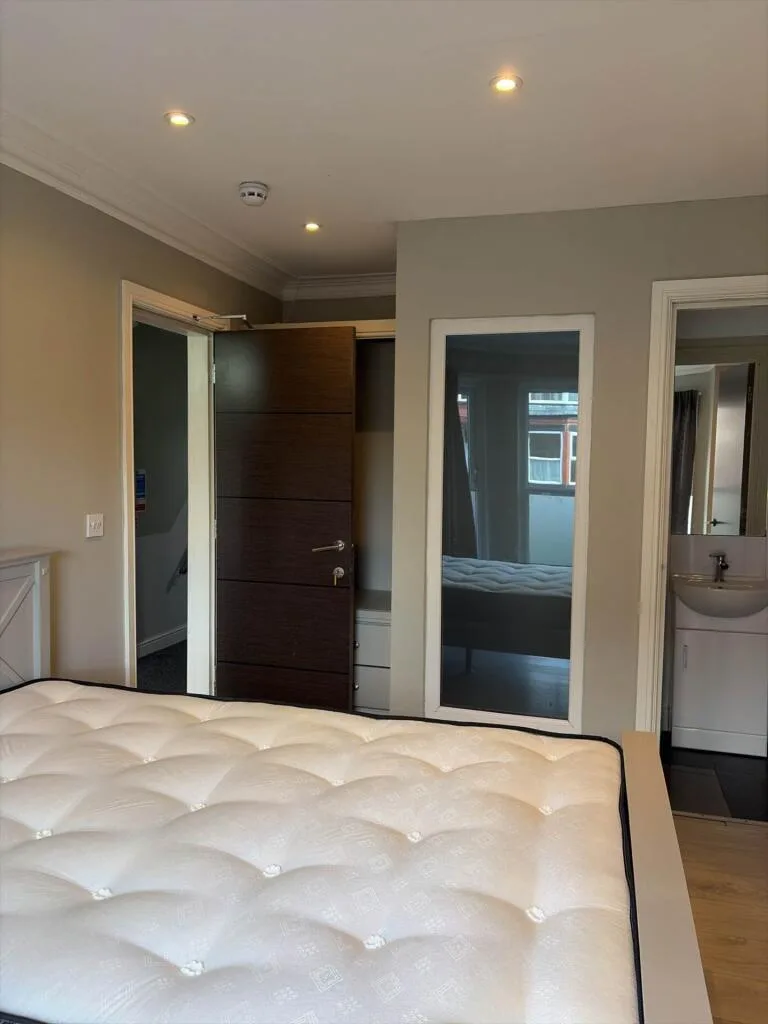 8 bedroom semi-detached house for rent