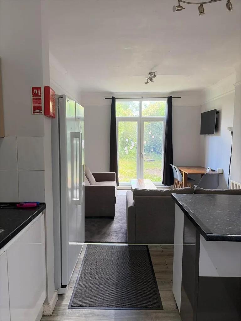 8 bedroom semi-detached house for rent