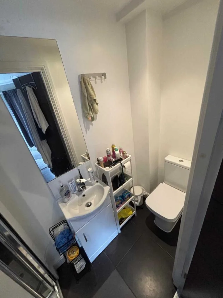 8 bedroom semi-detached house for rent