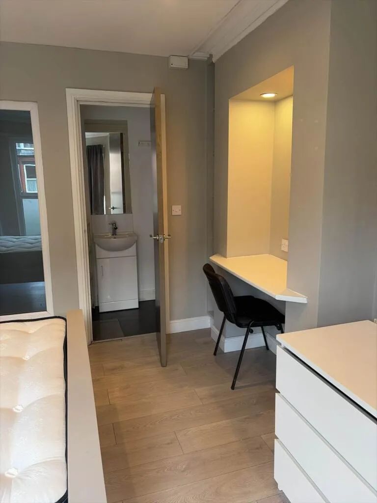 8 bedroom semi-detached house for rent