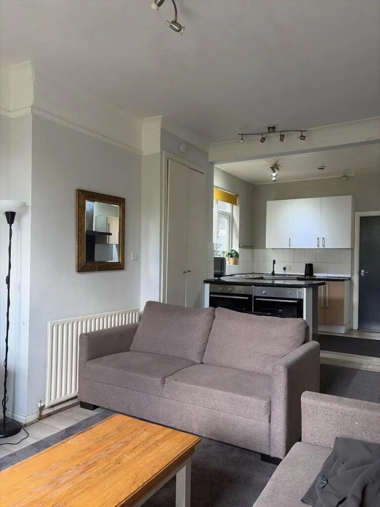 8 bedroom semi-detached house for rent