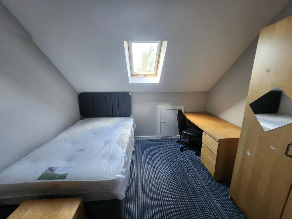 6 bedroom semi-detached house for rent