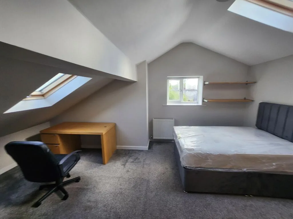 6 bedroom semi-detached house for rent