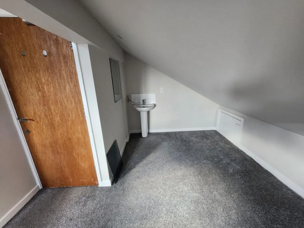 6 bedroom semi-detached house for rent