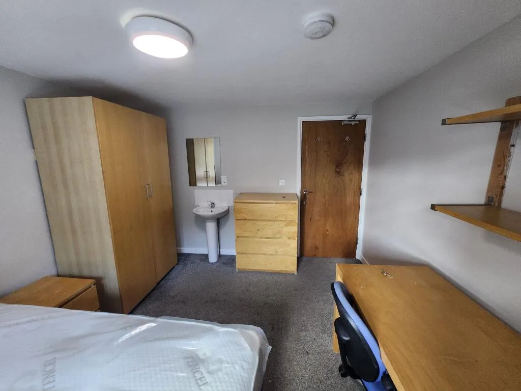 6 bedroom semi-detached house for rent