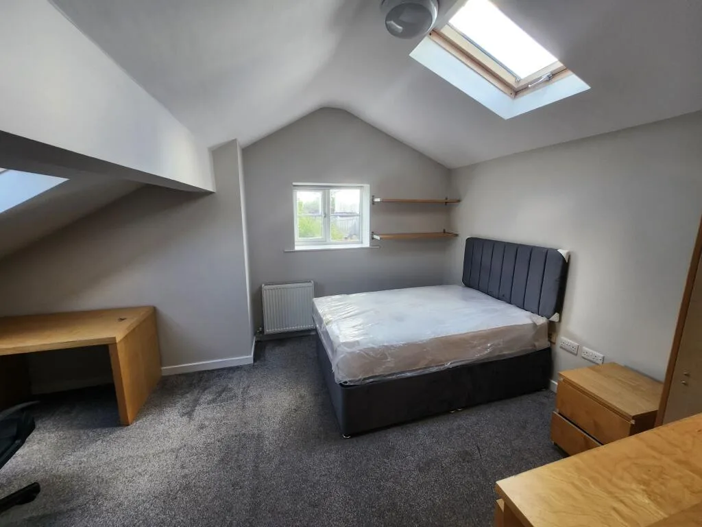 6 bedroom semi-detached house for rent