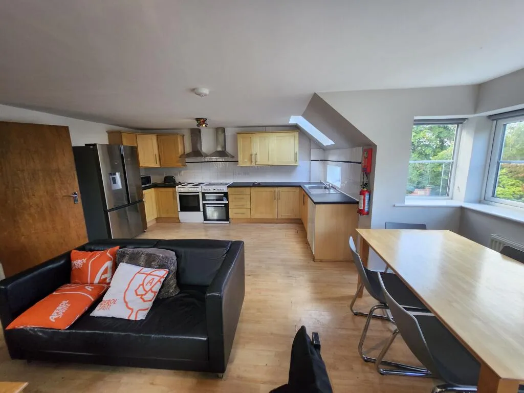 6 bedroom semi-detached house for rent