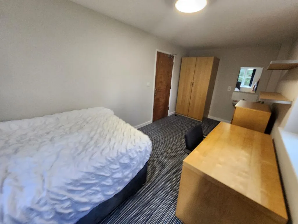 6 bedroom semi-detached house for rent