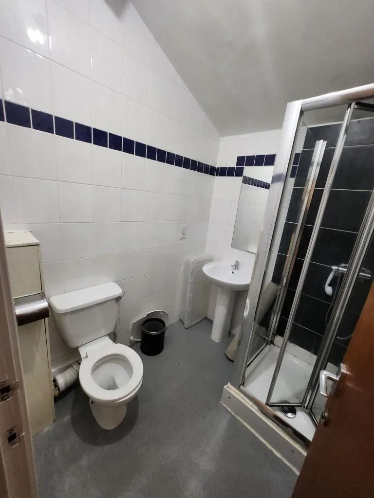 6 bedroom semi-detached house for rent