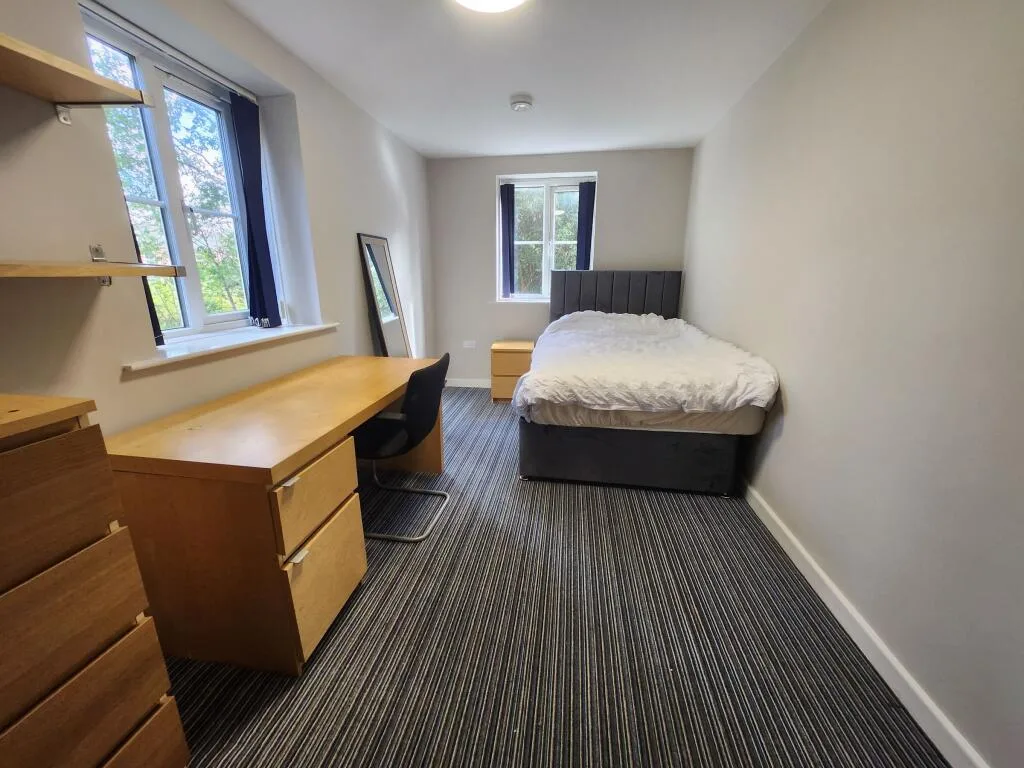6 bedroom semi-detached house for rent