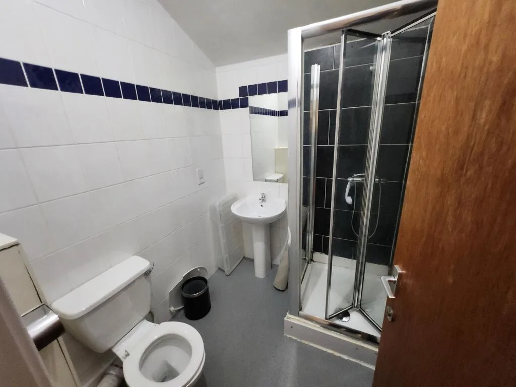 6 bedroom semi-detached house for rent