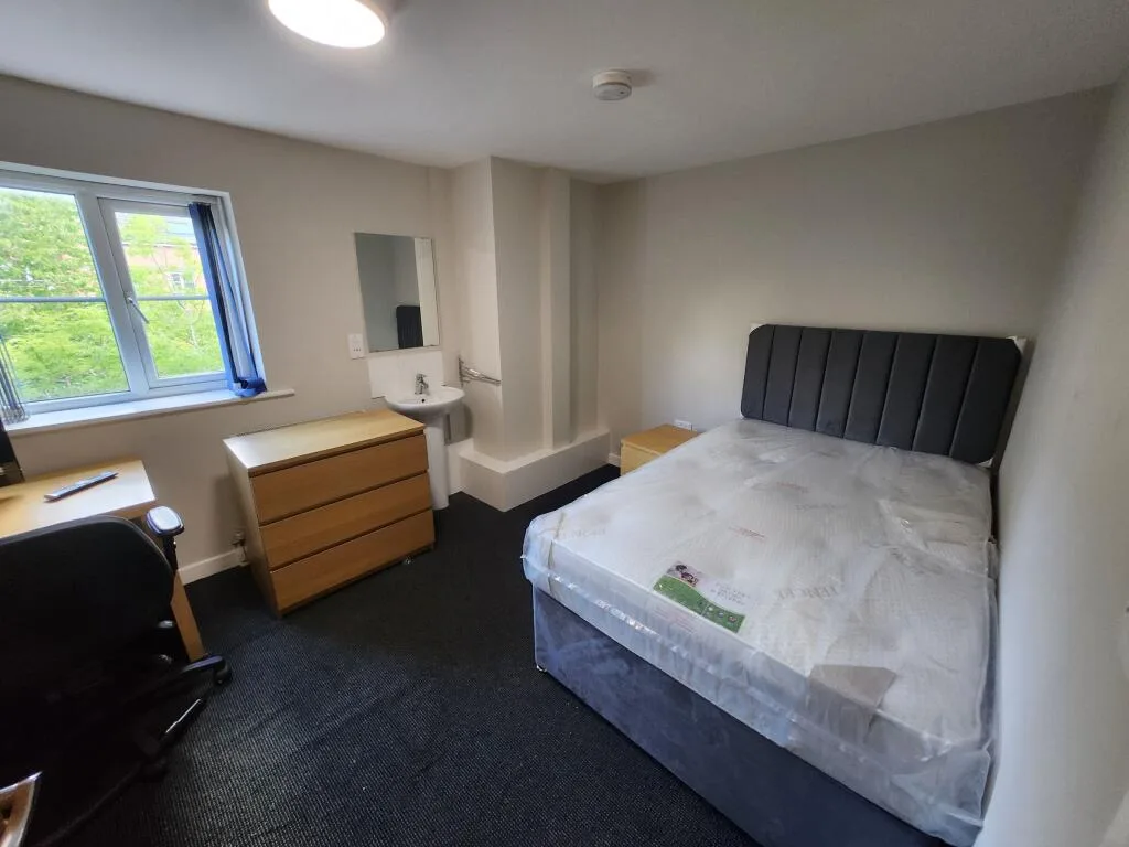 6 bedroom semi-detached house for rent
