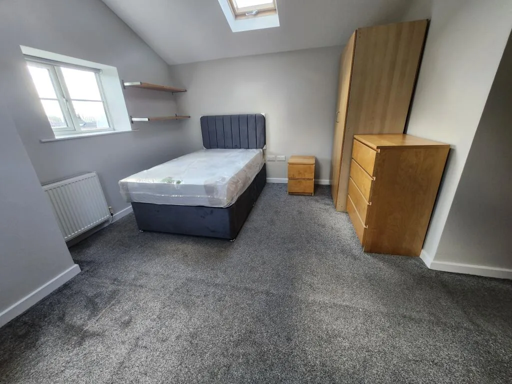 6 bedroom semi-detached house for rent