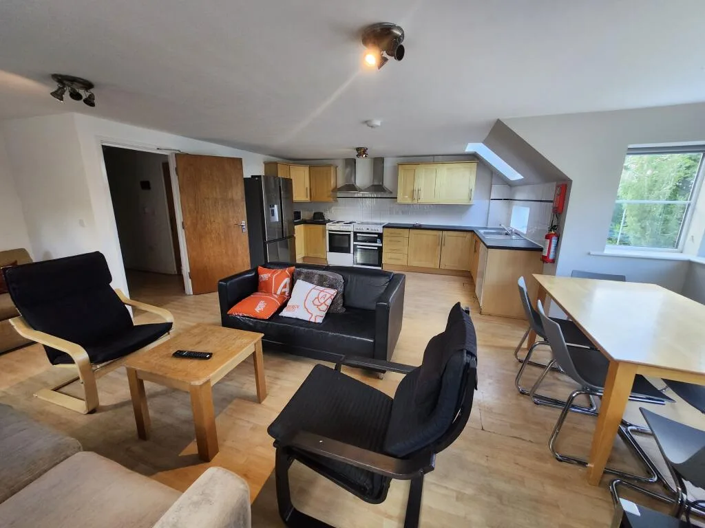 6 bedroom semi-detached house for rent