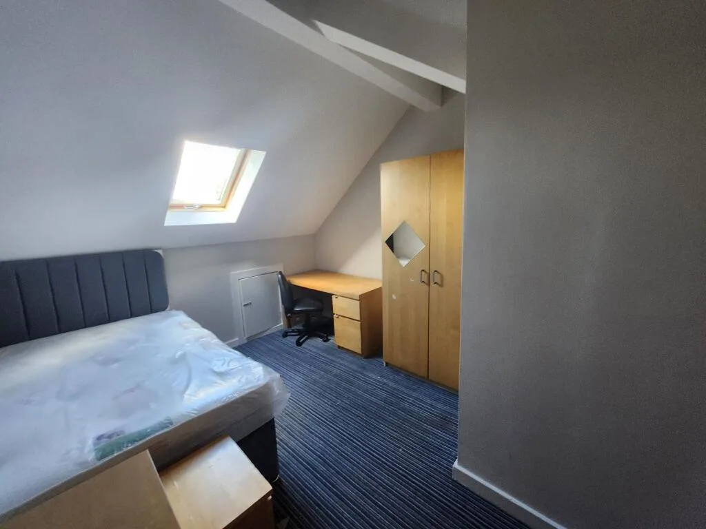 6 bedroom semi-detached house for rent