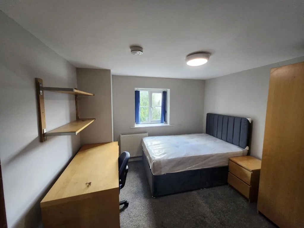 6 bedroom semi-detached house for rent
