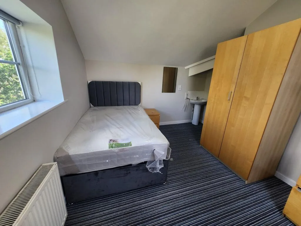 6 bedroom semi-detached house for rent