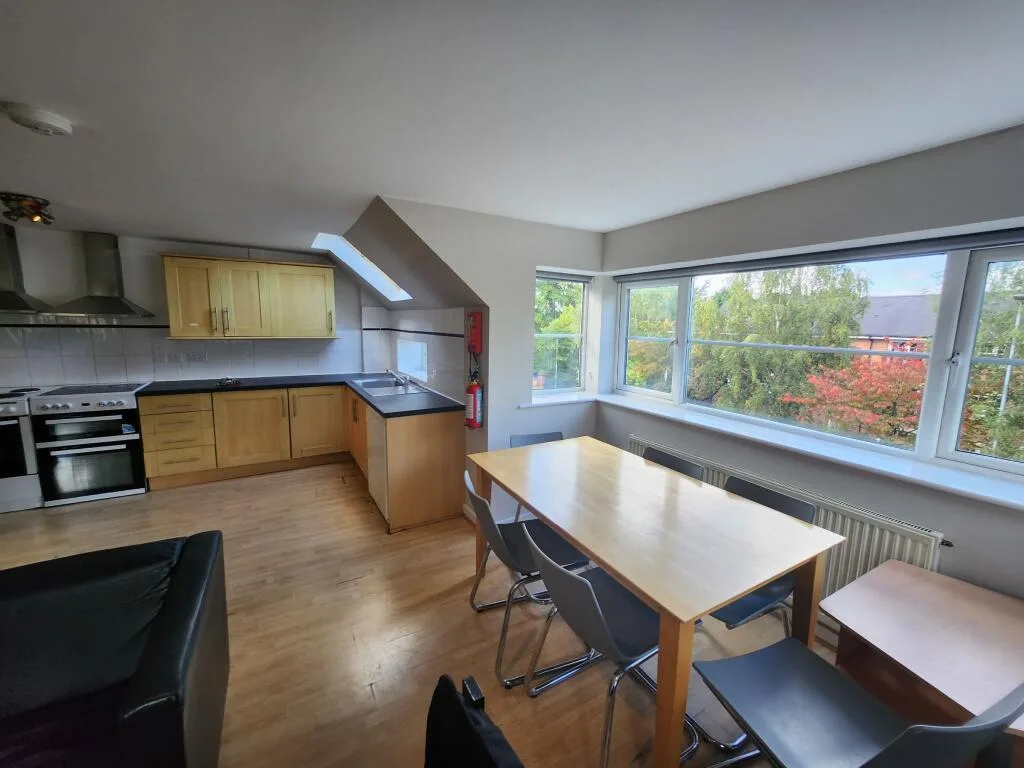 6 bedroom semi-detached house for rent